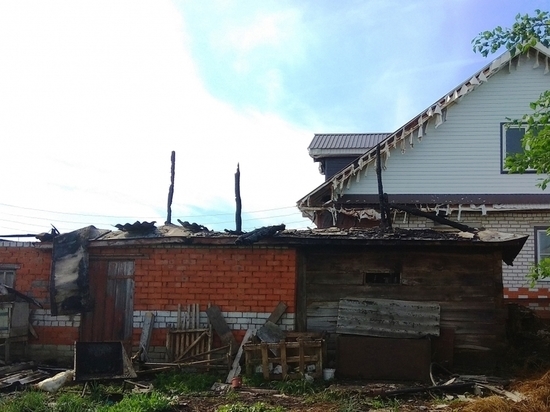В Чувашии разряд молнии уничтожил хозяйственные постройки