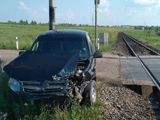 В Татарстане поезд «Москва-Ижевск» протаранил застрявшую на рельсах легковушку