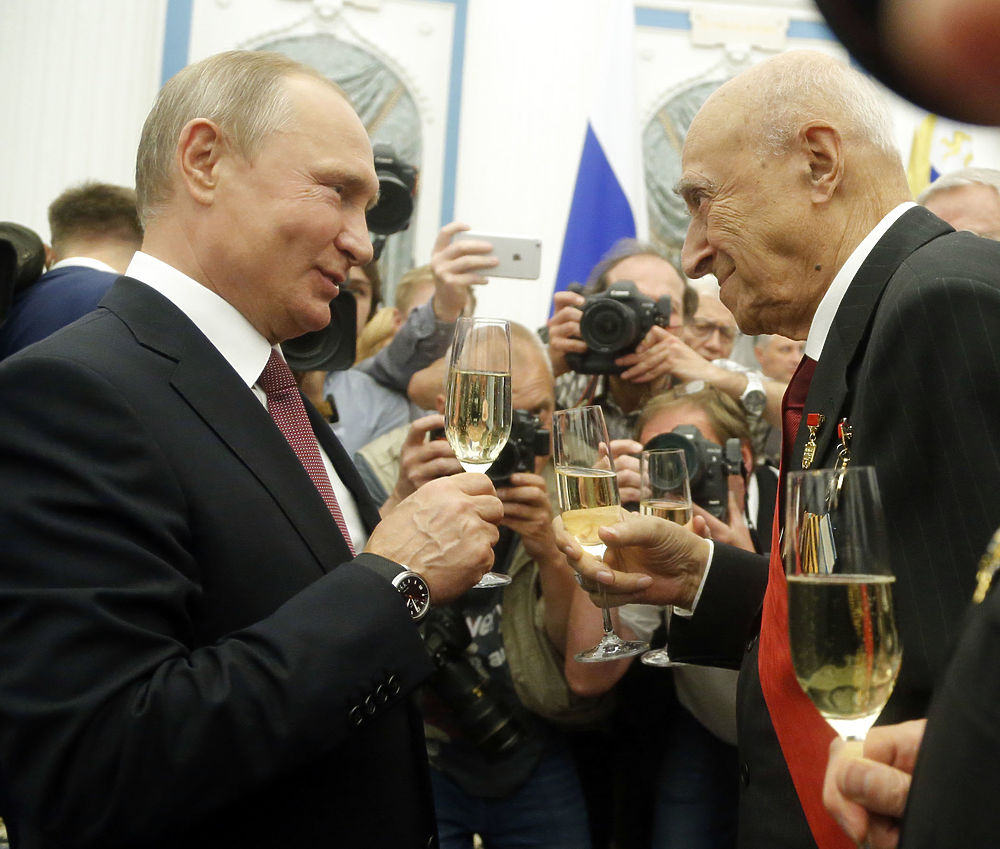 Мацуев, Этуш, Безруков и другие выпили шампанского с Путиным