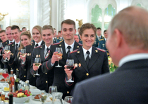 Каждый год лучших выпускников вузов, находящихся в ведении Минобороны, МЧС, ФСБ, ФСО, Росгвардии, МВД и ФСИН, приглашают на прием в Большой Кремлевский дворец