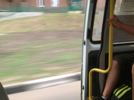 В Ульяновске женщина выпала из маршрутки В Ульяновске женщина выпала из маршрутки