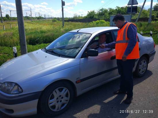 Автоинспекторы Вышневолоцкого района провели рейд на железнодорожном переезде