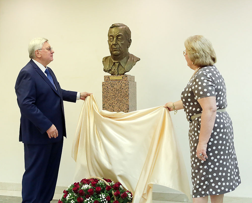 В Москве открыли бюст бывшего премьер-министра России Евгения Примакова