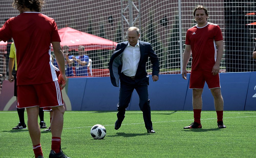 Путин в пиджаке сыграл в футбол на Красной площади