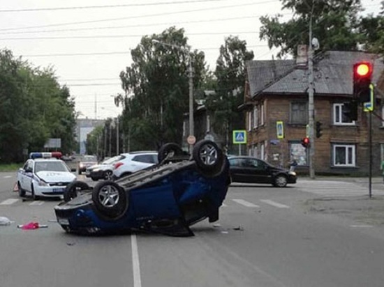 Автомобильная авария произошла 22 июня на пересечении проспекта Советских космонавтов с улицей Гагарина