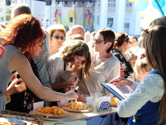 Фестиваль Сыра в Костроме: будут угощать, жарить и варить сыр, катать по дороге