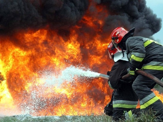 Под Красноборском огонь уничтожил два жилых дома
