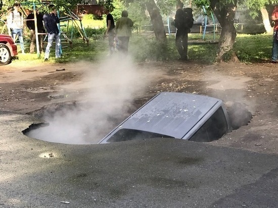 Коммунальщики хотят доказательств, что машина провалилась в яму с кипятком в центре Омска по их вине