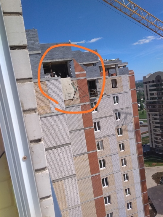 В Кирове двое рабочих сорвались с высоты 19-го этажа