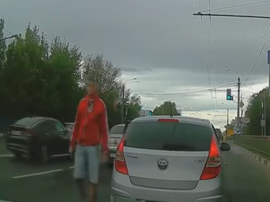В Ульяновске на дороге произошел конфликт: водитель достал пистолет