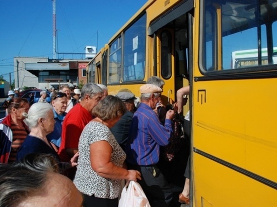 Оренбургские дачники ждут автобусов часами
