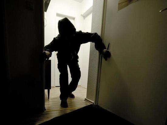 Семнадцатилетнего недоросля подозревают в краже чужого имущества и незаконном проникновении в жилище