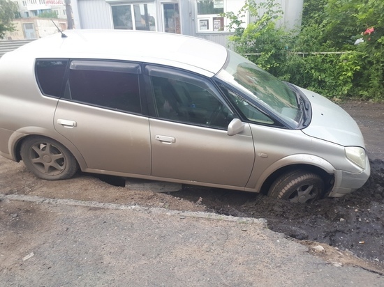 В Омске еще одна машина попыталась уйти под землю