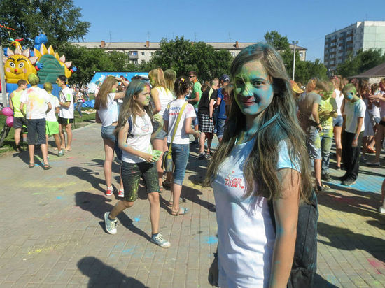  В Барнауле состоялся фестиваль красок, посвященный Дню молодежи