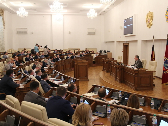 Депутаты обсуждали законопроекты в присутствии врио губернатора Виктора Томенко