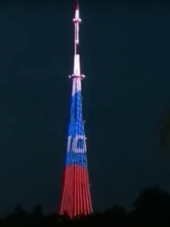 В Нижнекамске в честь сборной России по футболу включили гигантскую иллюминацию