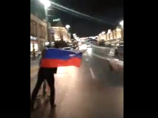 В Омске горожане вышли на улицы праздновать победу сборной России по футболу над Испанией