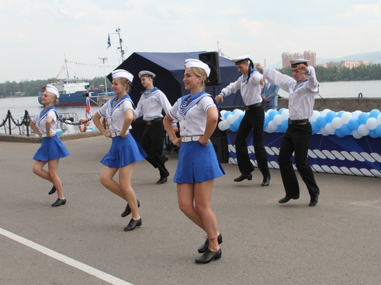 29 июня в Красноярске на реке Енисей состоялся парад судов в честь Дня работников морского и речного флота