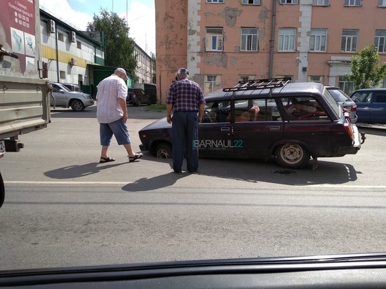 «Нырнули под асфальт»: ДТП затруднило движение в центре Барнаула