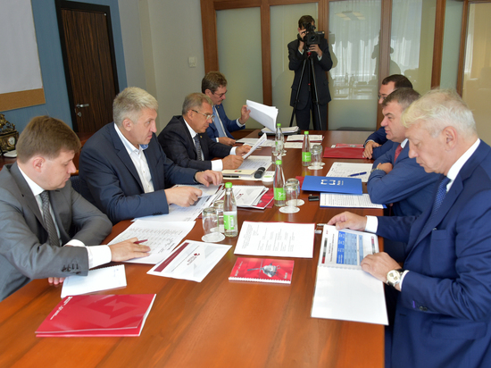 Президент Татарстана принял участие в совещании, которое прошло на Казанском вертолетном заводе