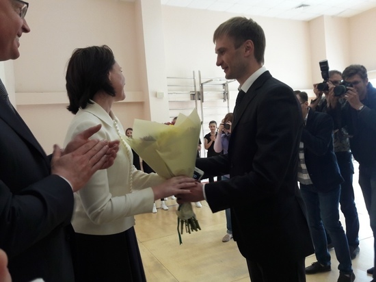 Алексей Фадин подарил мэру Омска Оксане Фадиной букет на глазах у журналистов
