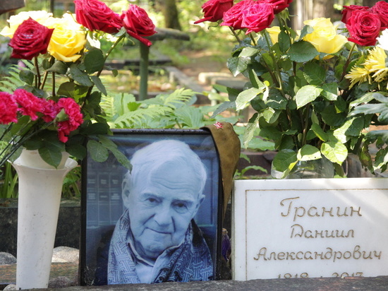 Полтавченко возложил цветы на могилу Гранина