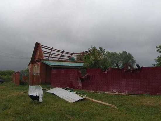 В Татарстане сильным ветром сорвало кровлю с домов