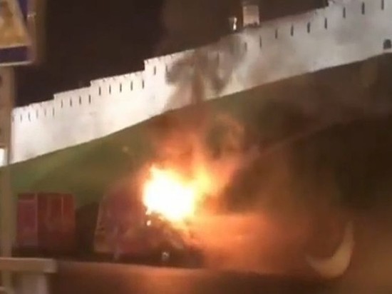 Под Казанским кремлем сгорела закусочная на колесах