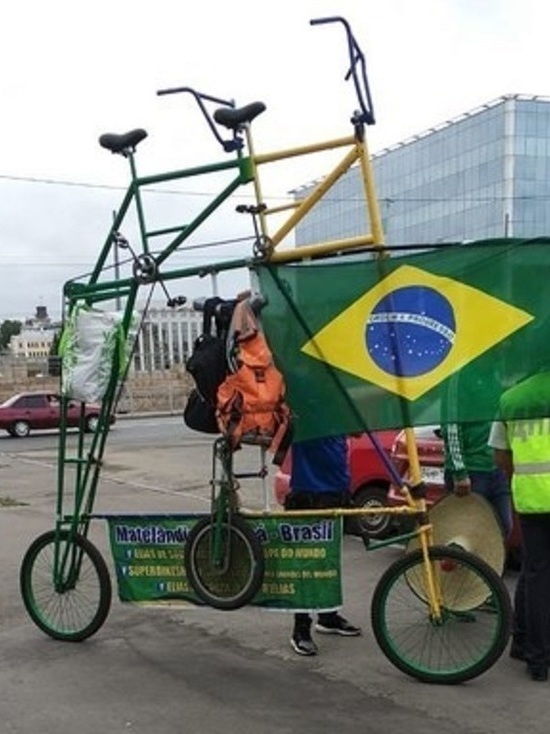 ЧМ-2018 в Казани: бразильские болельщики привезли с собой гигантский велосипед