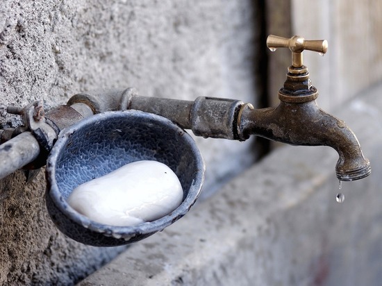 Жители алтайского села больше месяца живут без водопроводной воды
