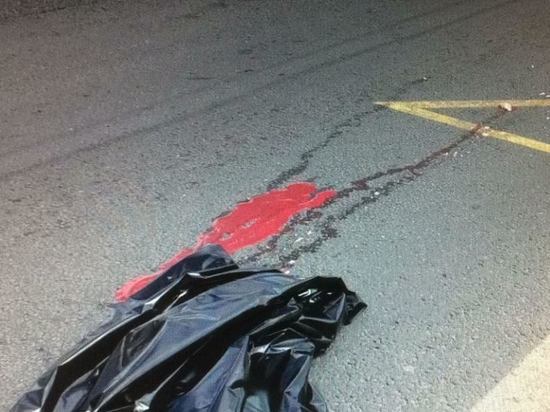 Женщина-пешеход погибла, упав под маршрутное такси