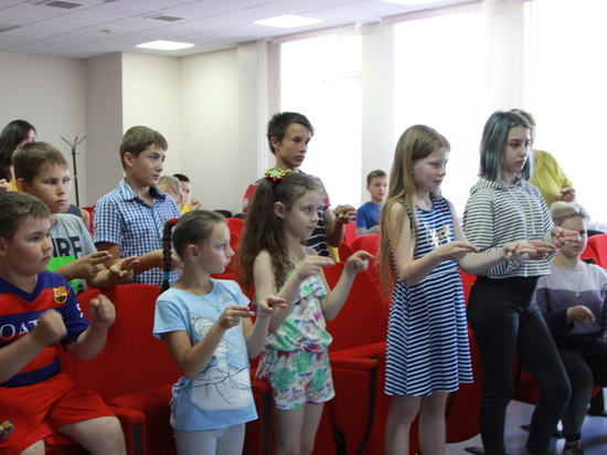 Волонтеры провели урок для ребят летнего школьного лагеря Ханты-Мансийска