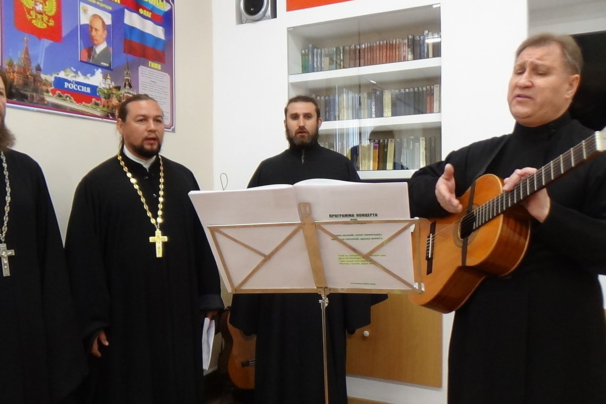 Пение оптиной пустыни. Песнопения оптиной пустыни. Песнопения оптиной пустыни слушать. Оптина пустынь монастырь часовня новомучеников. Православные монахи схимники.
