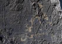 Специалисты, проводящие раскопки на территории Дирского аббатства, обнаружили каменную доску, предназначавшуюся для хнафатафла — настольной игры, которую порой называют «шахматами викингов»