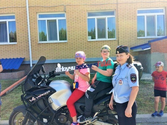 Байкеры и автоинспекторы встретились с детьми реабилитационного центра города Советский