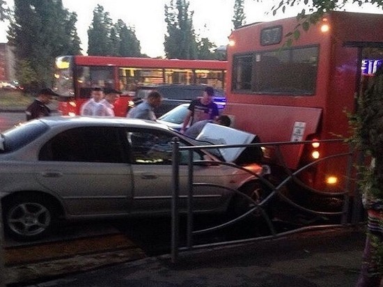 В Казани при столкновении легковушки и автобуса пострадал ребенок