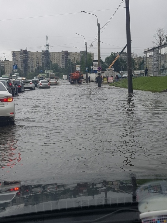 Сильный дождь затопил Ириновский проспект