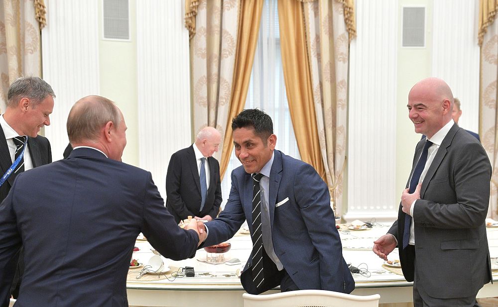 Путин в Кремле напоил чаем звезд футбола: Форлан, Кампос, Шмейхель