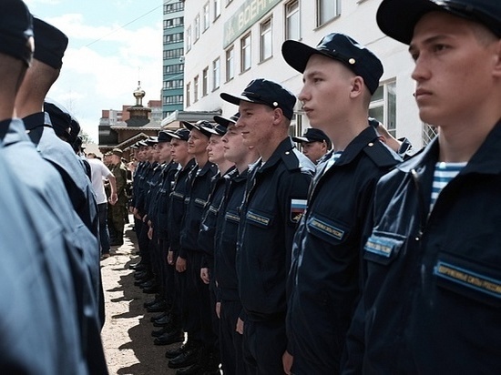 В Кирове торжественно отправили в казармы 107 новобранцев