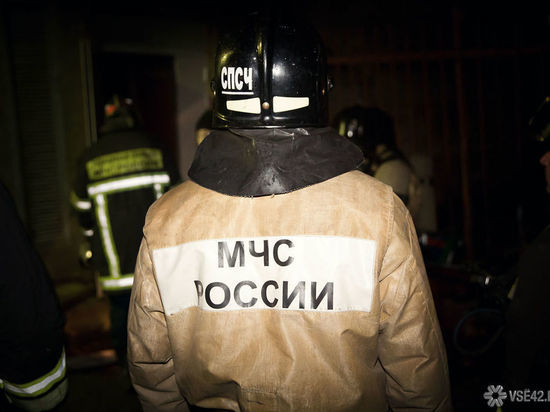 Жилой дом горел ночью в Кузбассе