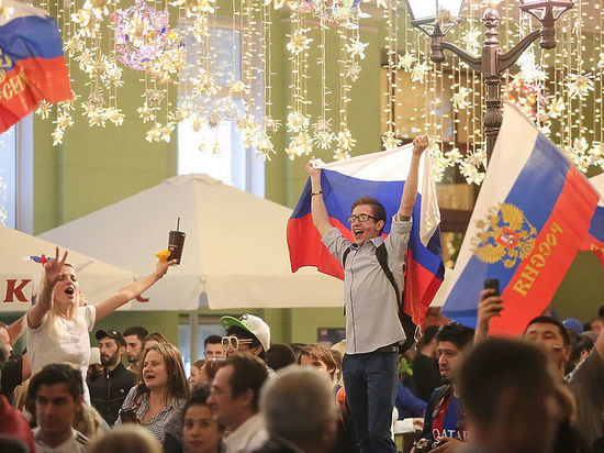 Фанаты сборной России залезли на фонари