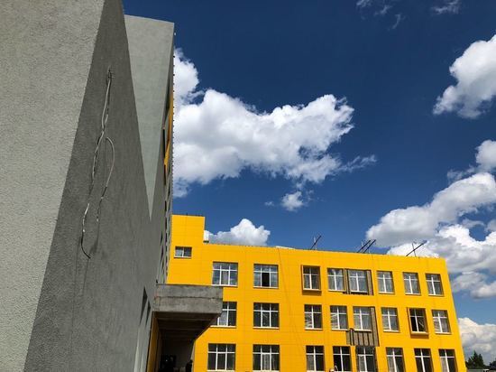 В новой школе №18 Серпухова строители доделывают облицовку фасада