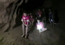 Детей вызволяют из пещеры одного за другим