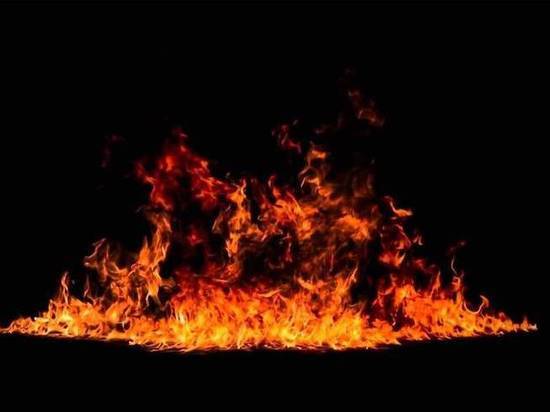 Ночью в Туле пожарные тушили горящий сарай