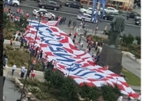 В  соцсетях очевидцы сообщают, что болельщики сборной Хорватии развернули баннер в национальных цветах на Триумфальной площади в Москве с надписью "Спасибо, Россия"