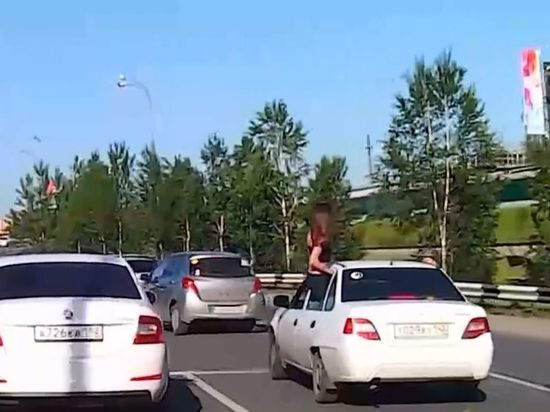 Водитель из Кемерова получил штраф за торчащую из окна девушку