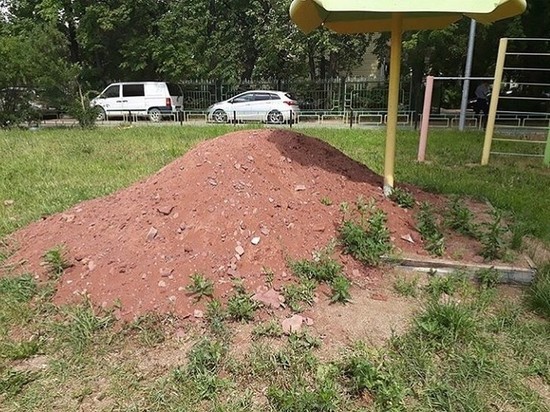 В Альметьевске детские песочницы заполнили строительным мусором