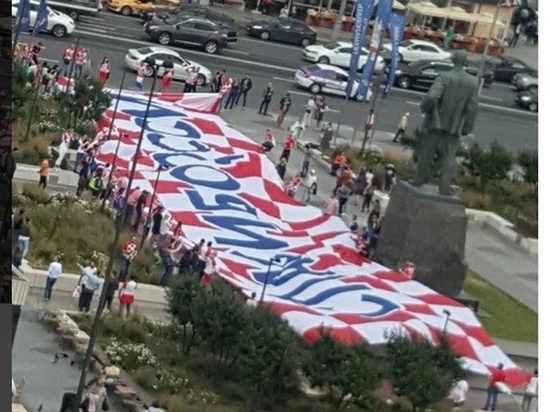Хорватские болельщики развернули баннер "Спасибо, Россия" на Маяковской
