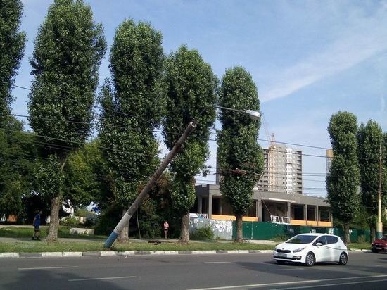 В Воронеже над дорогой навис фонарный столб В Воронеже над дорогой навис фонарный столб