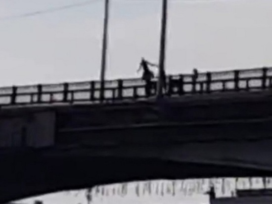 Двое мужчин спрыгнули с моста в Кирове.